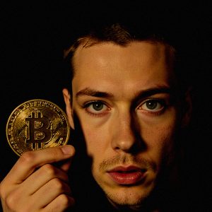 How to Become a Crypto Influencer As Cool As Me in Five Easy Steps (Even If Stupid)